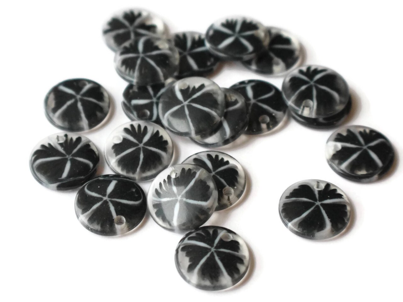 20 15mm Resin Black Flower Charms Clear Plastic Pendants Drop Beads Flat Round Sun Burst Charms
